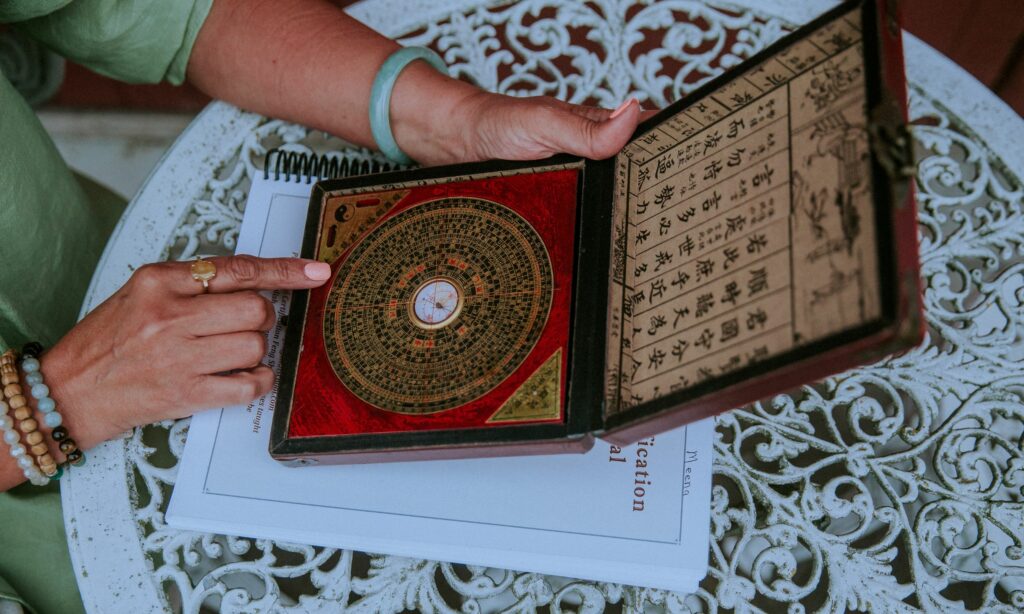 Luopan compass
